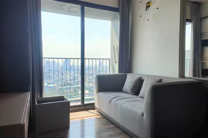 Nice condo only 200 m.to BTS Wongwienyai