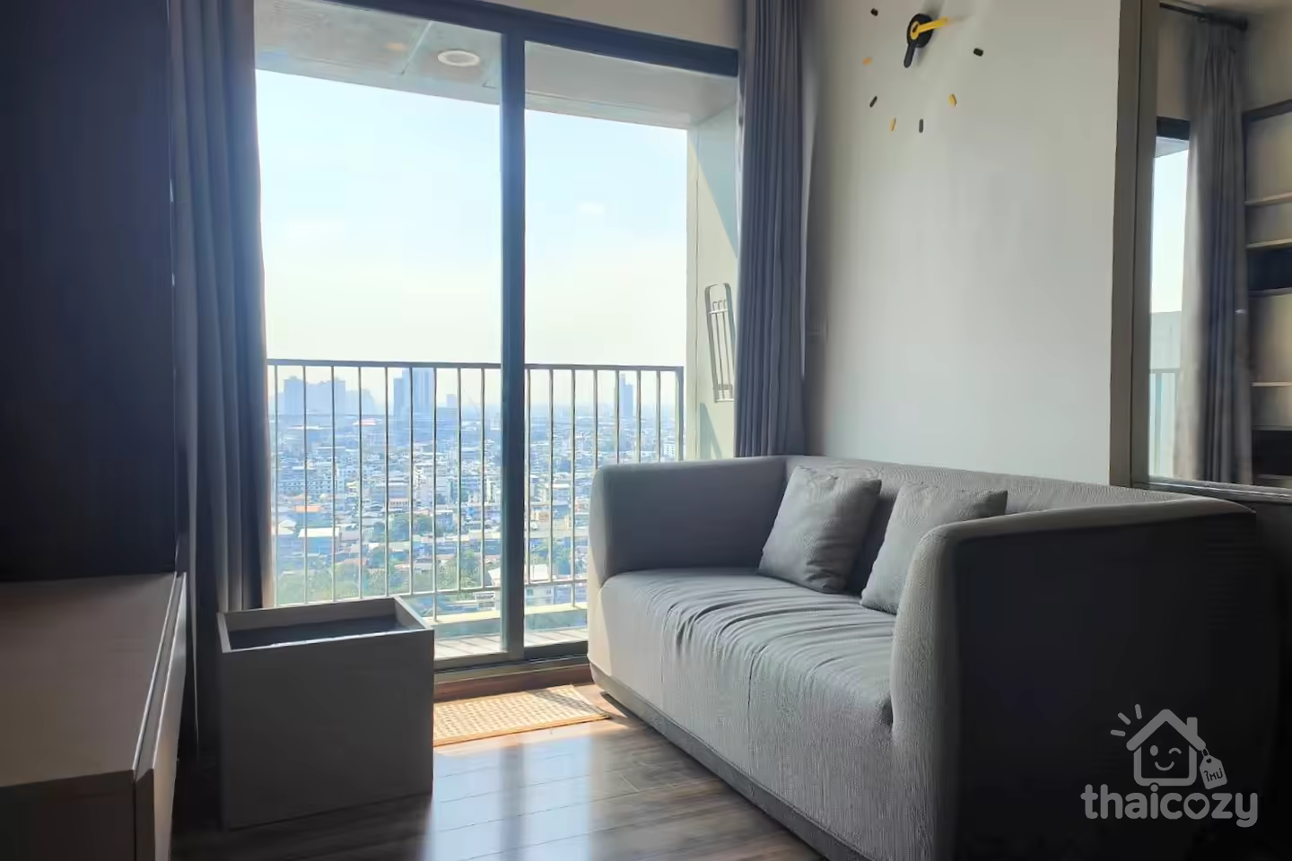 Nice condo only 200 m.to BTS Wongwienyai photo 1