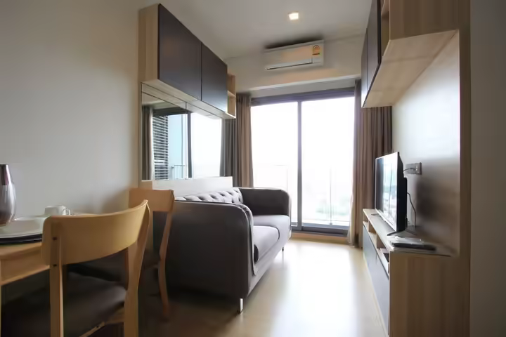 Condo near Punnawithi, big lounge area