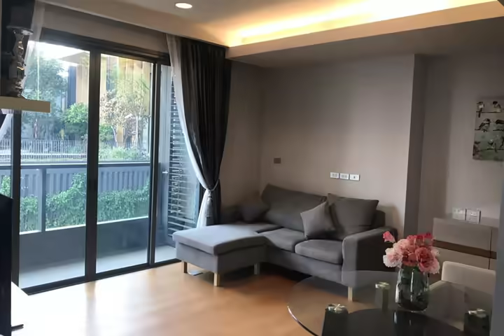 ห้องนอน 2 ห้องดีเยี่ยมที่ The Lumpini 24