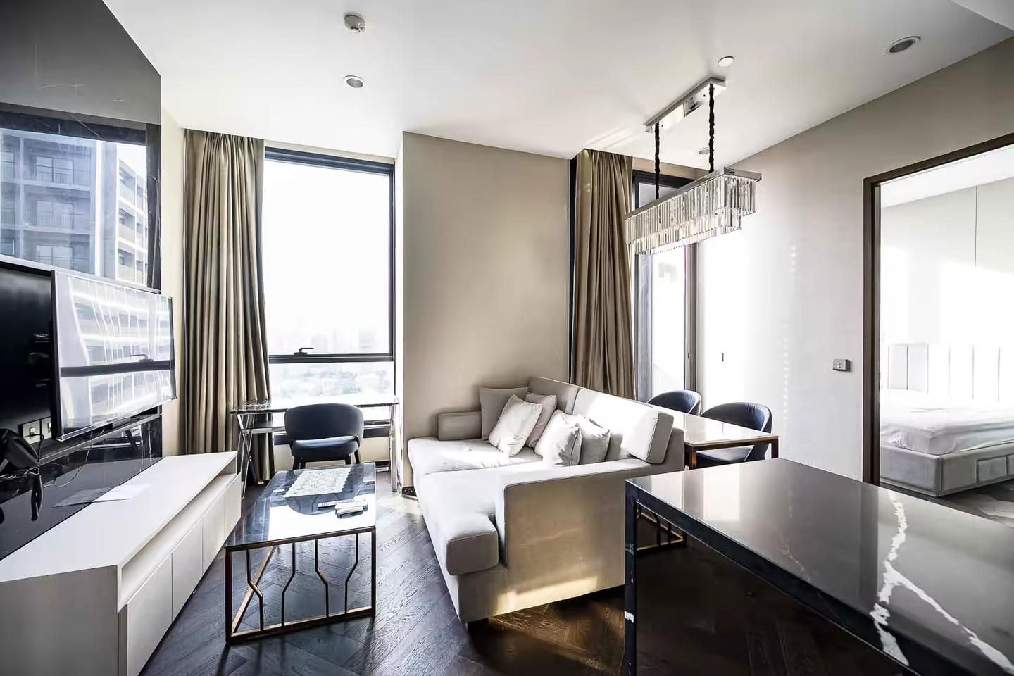 The Esse Sukhumvit 36 is located in the heart of Sukhumvit Road, just 20 meters from Thonglor BTS Station. photo 1