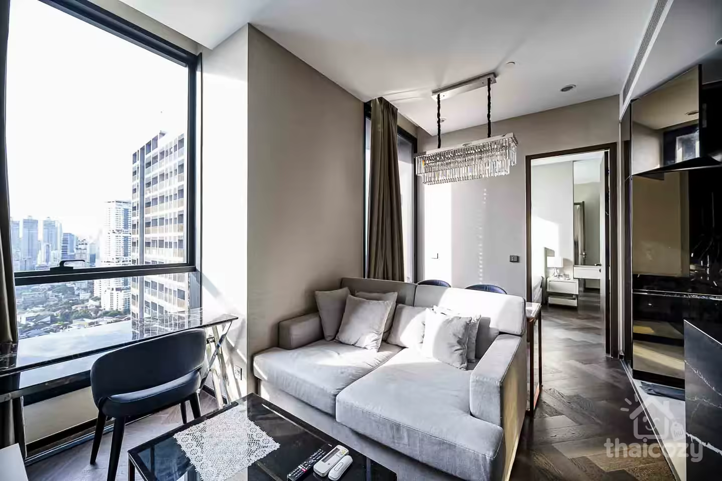The Esse Sukhumvit 36 is located in the heart of Sukhumvit Road, just 20 meters from Thonglor BTS Station. photo 2