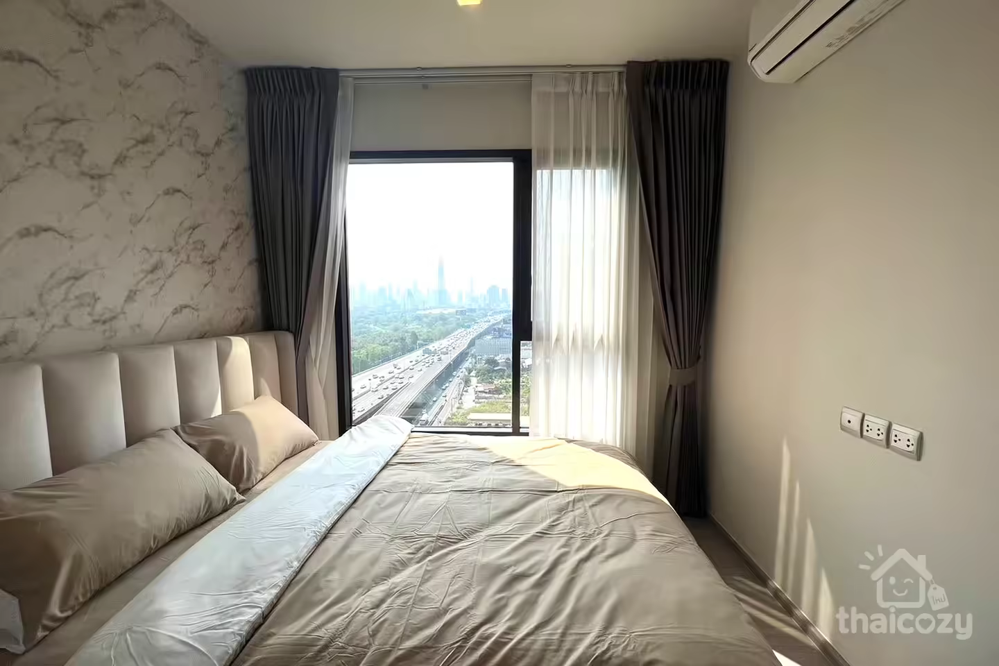 ไลฟ์ อโศก ไฮป์ ห้องนอนเดี่ยว 36 ตร.ม. พื้นที่กว้าง photo 2
