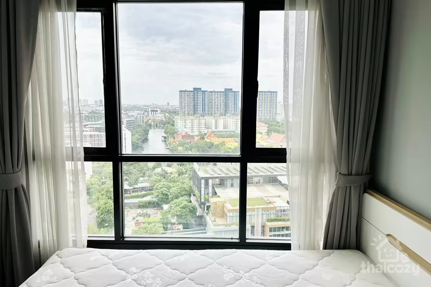 방콕 프라카농 지역 THE BASE Park West 콘도, 다양한 음식점 인근 photo 2