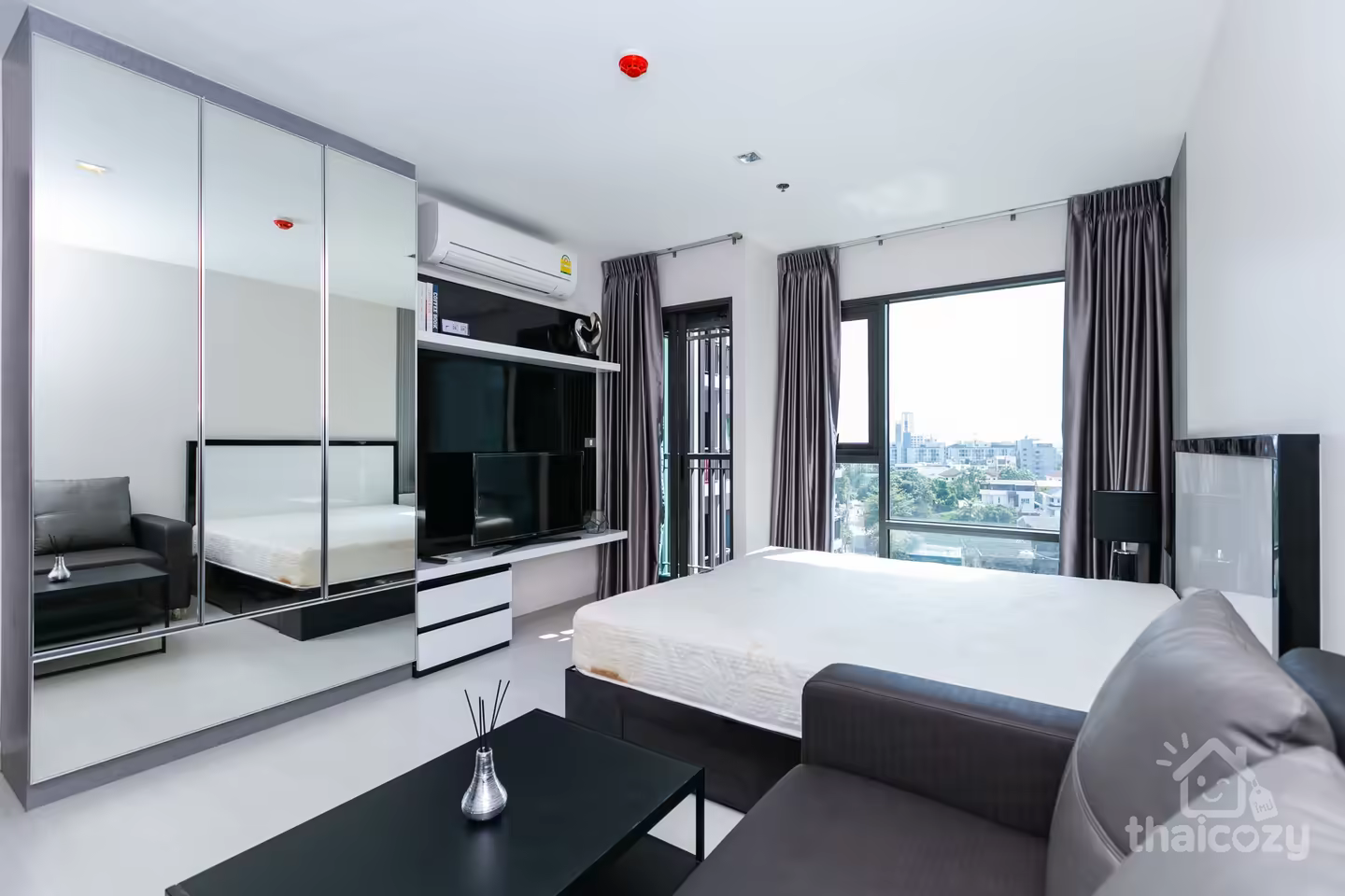 Condo near BTS Thonglo, center of bkk photo 1