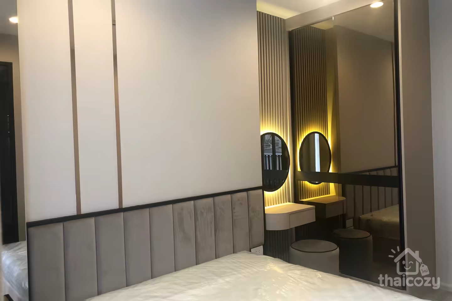 Bright High-Ceiling Unit at Ideo Mobi Asoke photo 2
