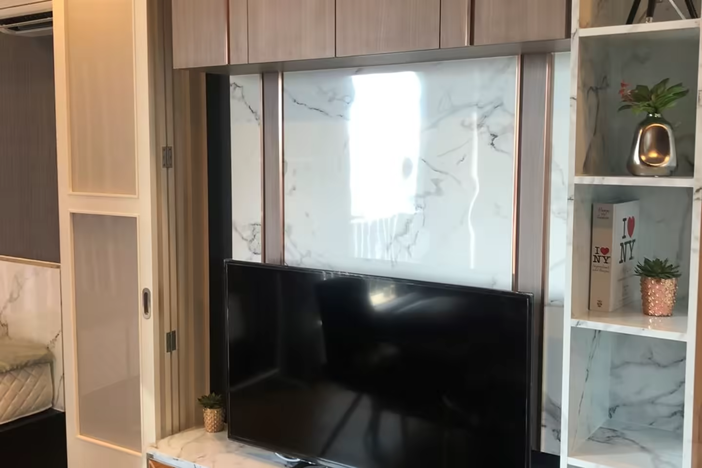 One Bedroom unit , only 800 metres away from BTS Chidlom station. photo 2