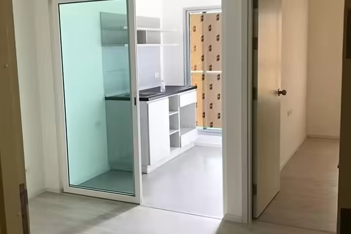 Condominium de grande hauteur, près de BTS Talat Phlu