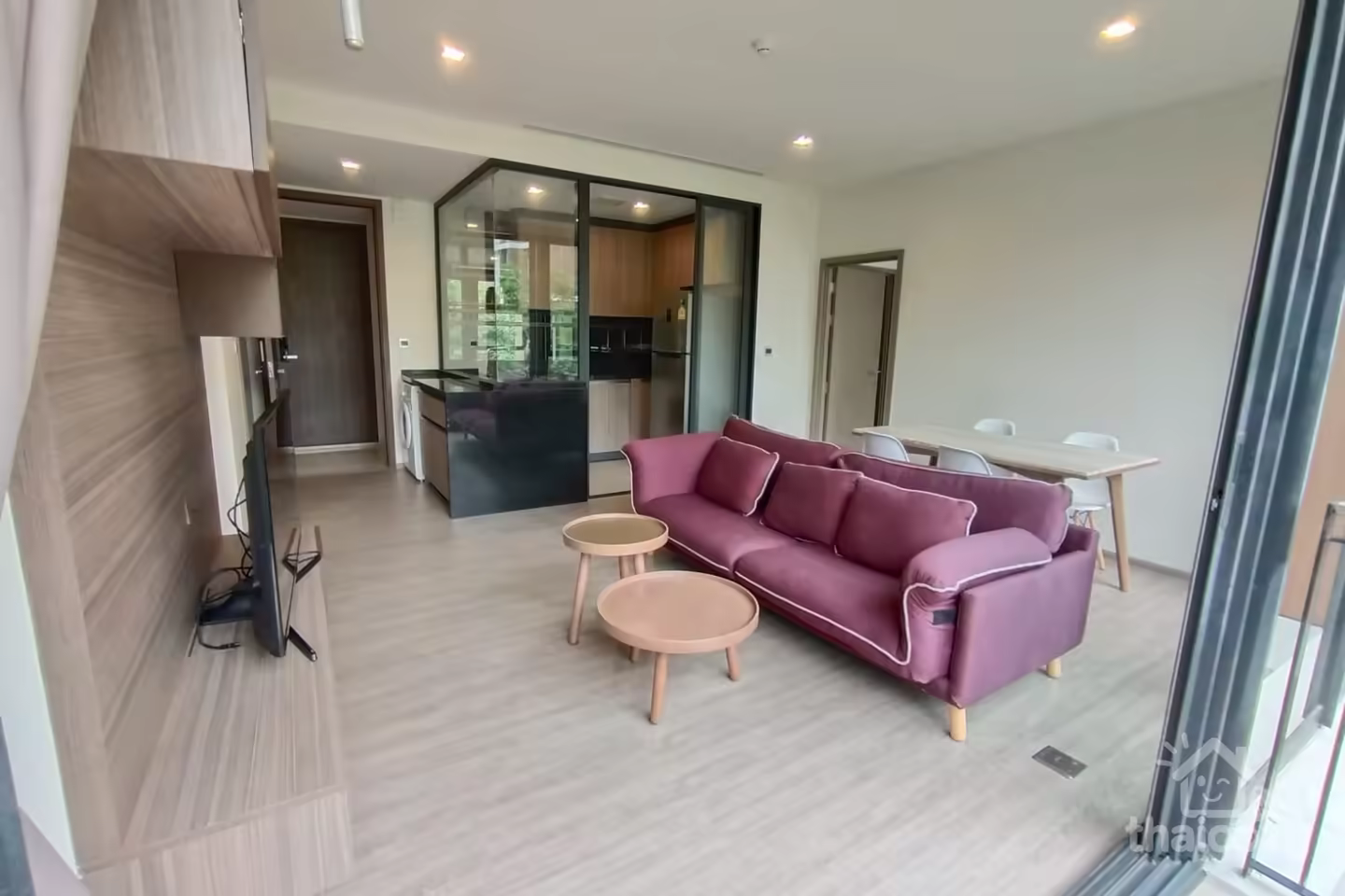 Condo style resort entouré de grands arbres photo 1