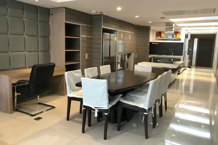 Las Colinas High-Rise Condo Near BTS Asok