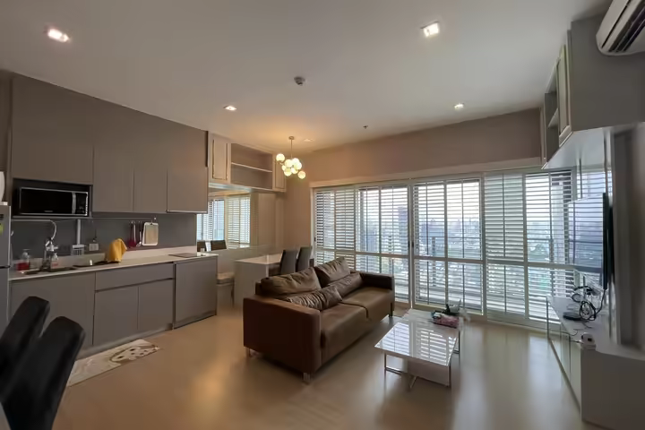 Whizdom Connect สุขุมวิท คอนโดติด BTS ปุณณวิถี ห้องนั่งเล่นใหญ่