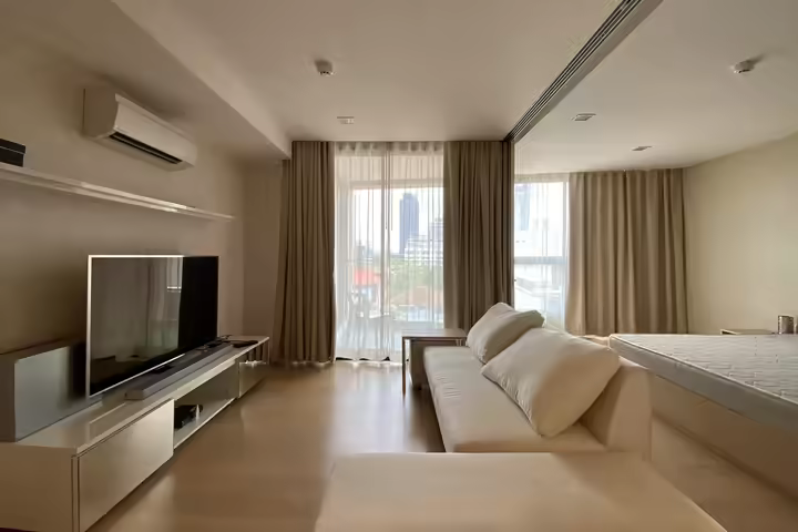 Liv@49 Condo near hospital, BTS Thonglo, bistro