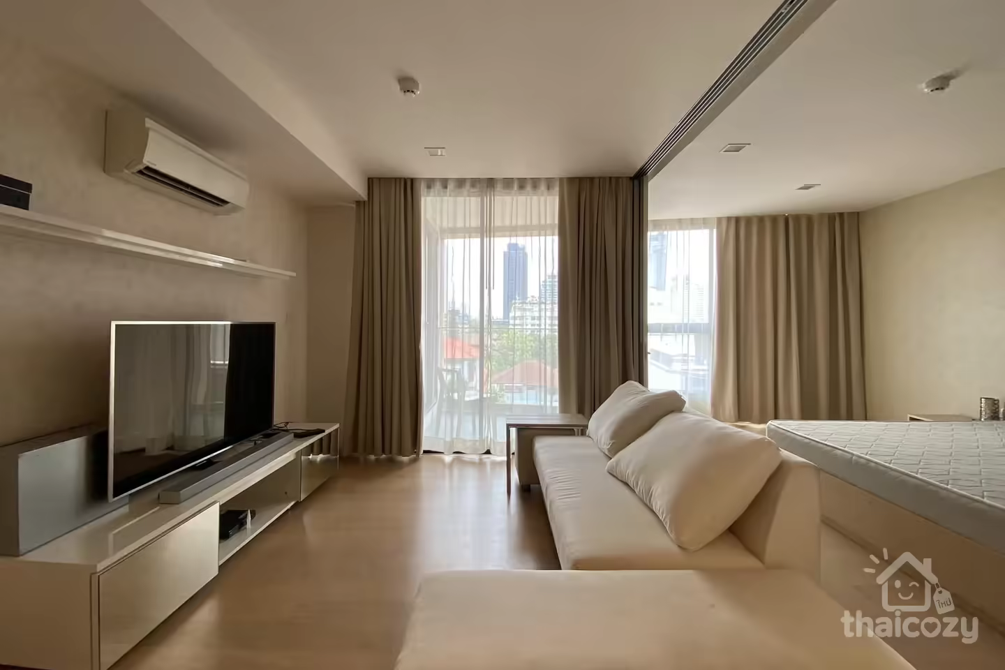 Liv@49 Condo near hospital, BTS Thonglo, bistro photo 1