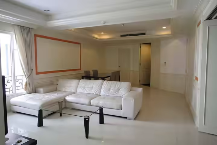 Enjoy an exclusive luxury lifestyle with La Vie En Rose Place, the stunning condominium near BTS Thonglor