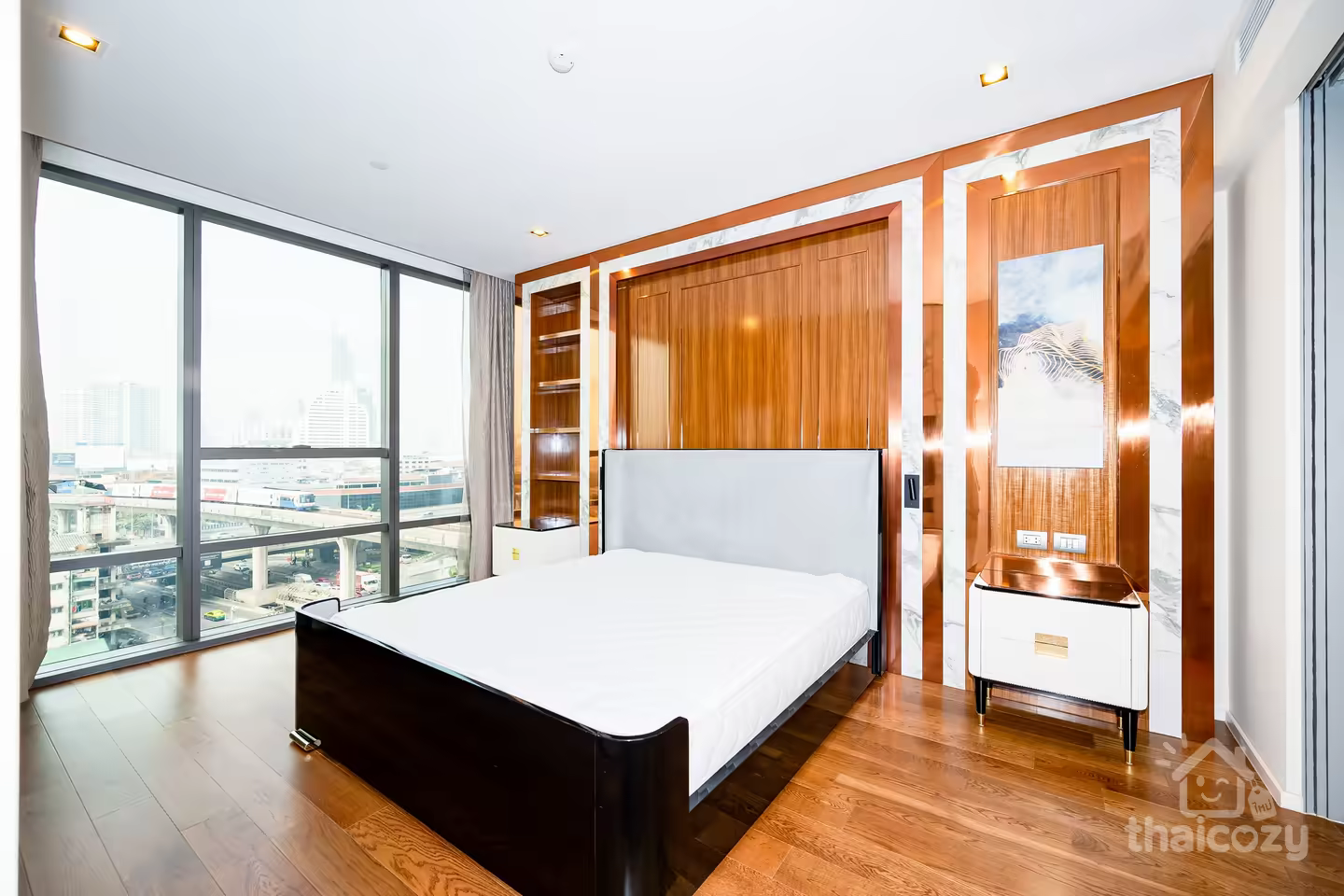 Super Luxury condo, 0 m to BTS Surasak photo 2