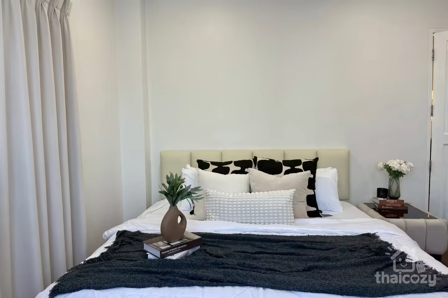 3-Story Condo 4BR Near MRT Huai Khwang photo 2