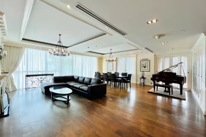 The Pano, Riverside condo near highway and mall