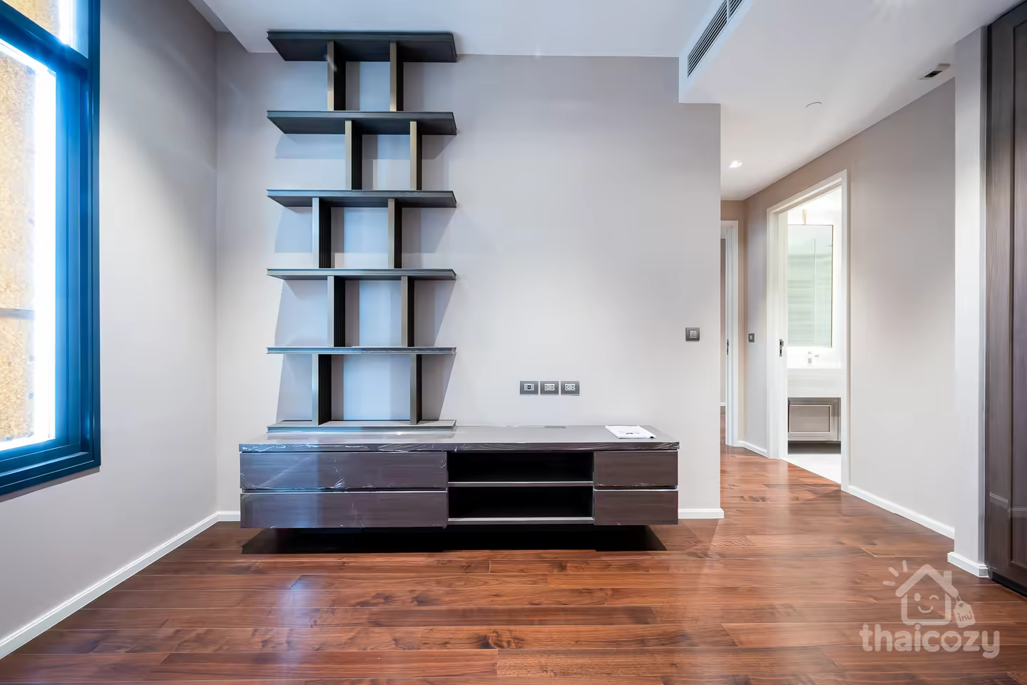 Luxury condo, just 100m to EmQuartier photo 2