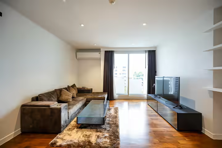 Baan Siriruedee, Low-rise condo near BTS Ploenchit/many shops
