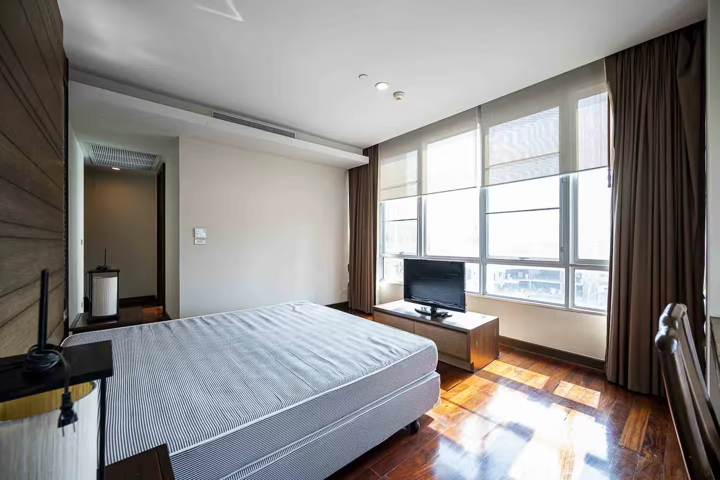 Apartment near hangout area photo 2