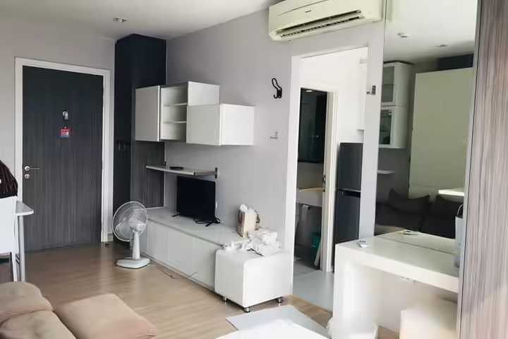 Urbano Absolute 1BR River View Condo