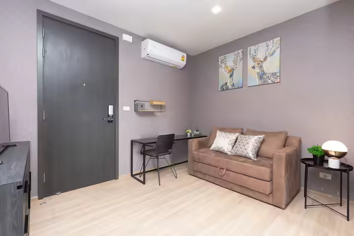 Nice condo plus shuttle to airport link