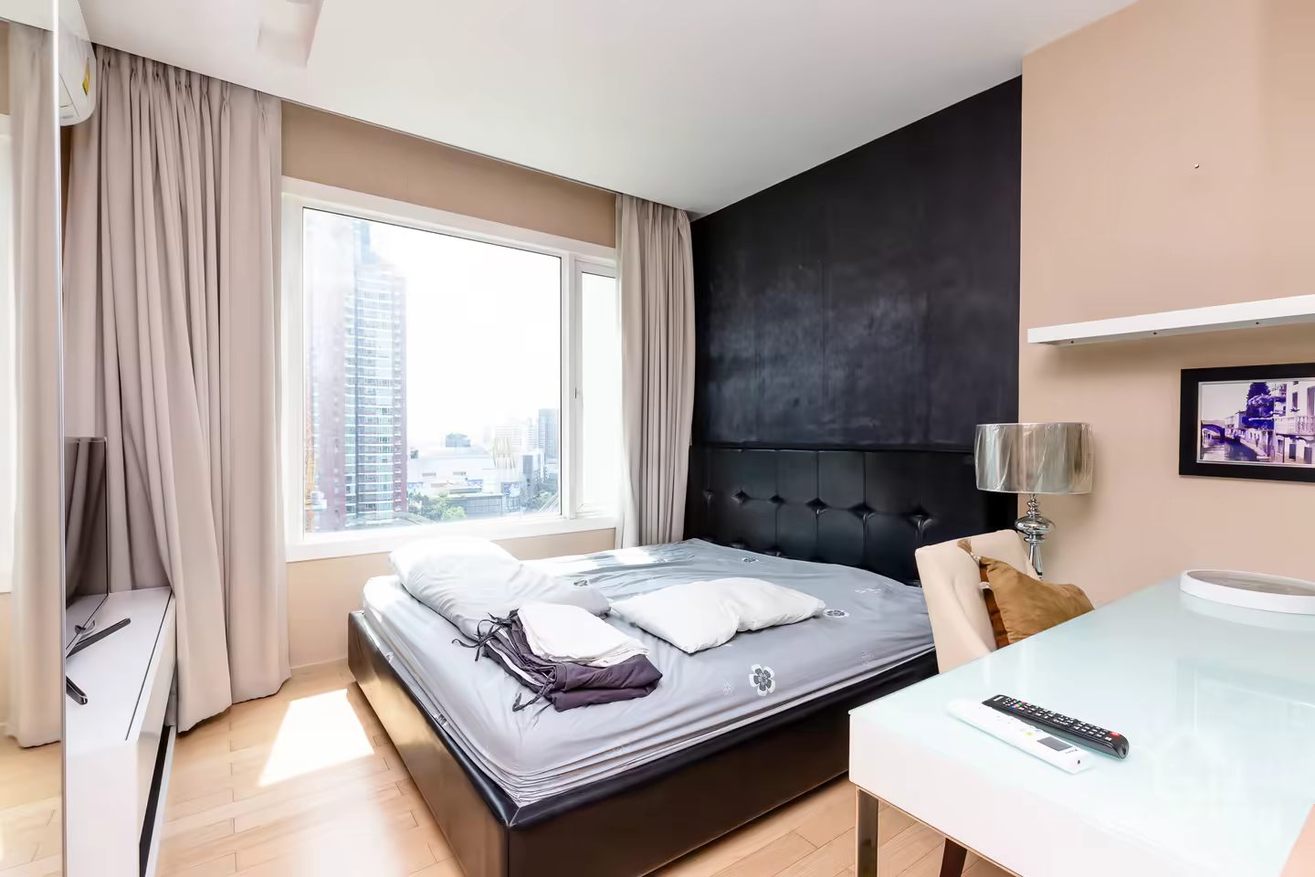 2 bedroom unit for sale, just a few steps from Thonglor BTS station photo 2