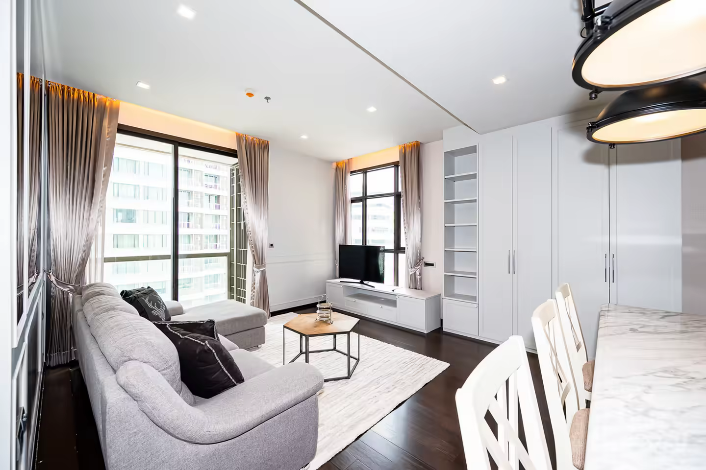 Luxury 2BR Condo near BTS Phrom Phong photo 1