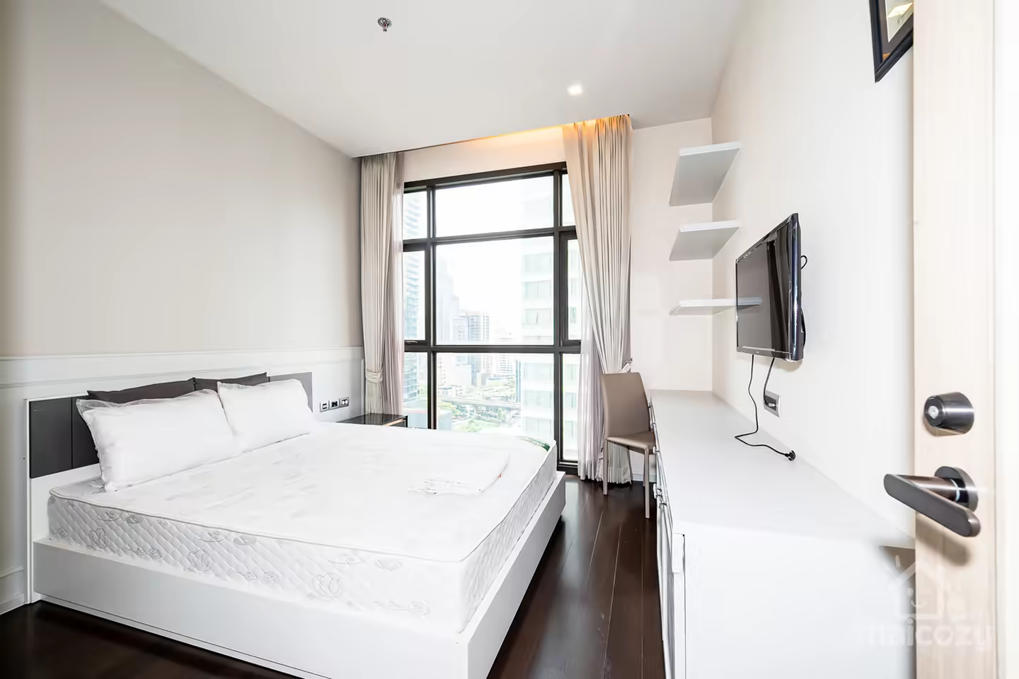 Luxury 2BR Condo near BTS Phrom Phong photo 2