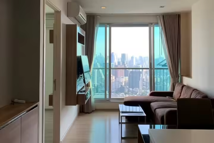 Rhythm-Phahon-Ari is a high-rise condominium with one bedroom on the 37th floor