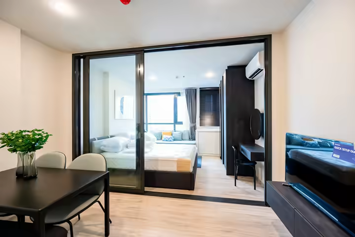 XT HUAIKHWANG. Located only 75 Metres from MRT Huai Khwang