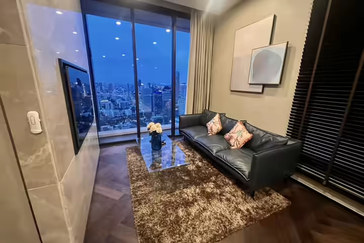 The Esse Sukhumvit 36, In the heart of Sukhumvit Road, just 20 meters from Thonglor BTS Station.