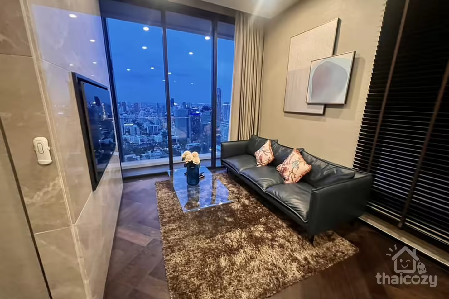 The Esse Sukhumvit 36, In the heart of Sukhumvit Road, just 20 meters from Thonglor BTS Station. photo 1