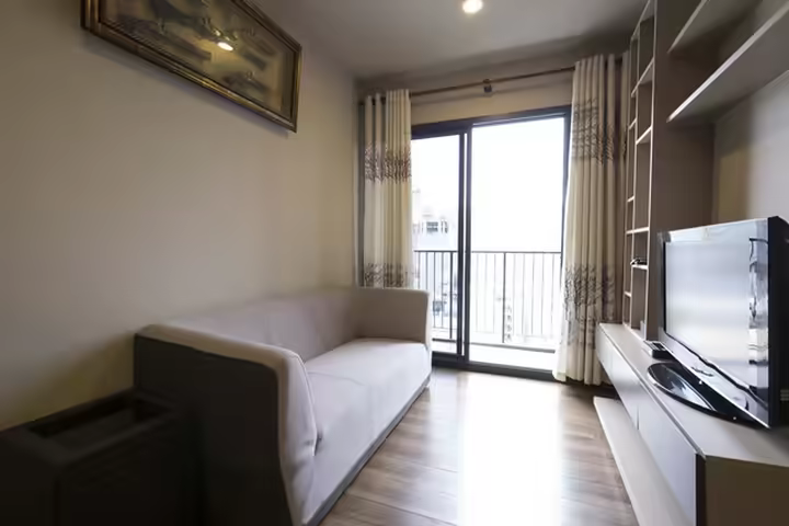 ONYX Phahonyothin Condo 240m to BTS Saphan Kwai near shops