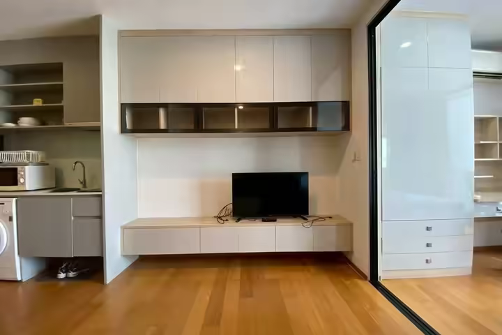 Noble Revo Silom, Condo near BTS Surasak and school