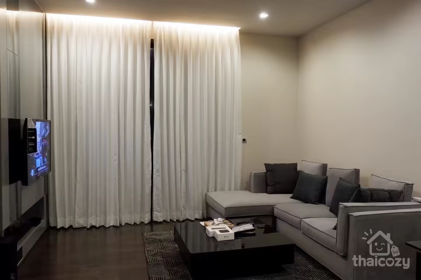 Condo near BTS Phromphong near Emporium photo 1