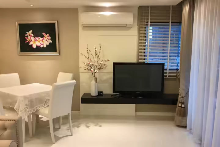 Distinctive condo near BNH, restaurants