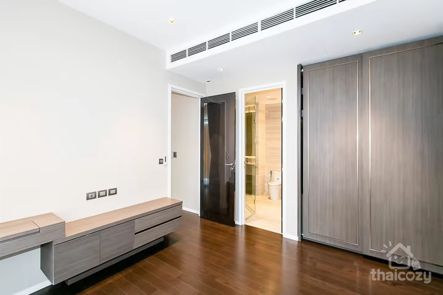 The Diplomat 39, Luxury condo, just 100m to EmQuartier photo 2