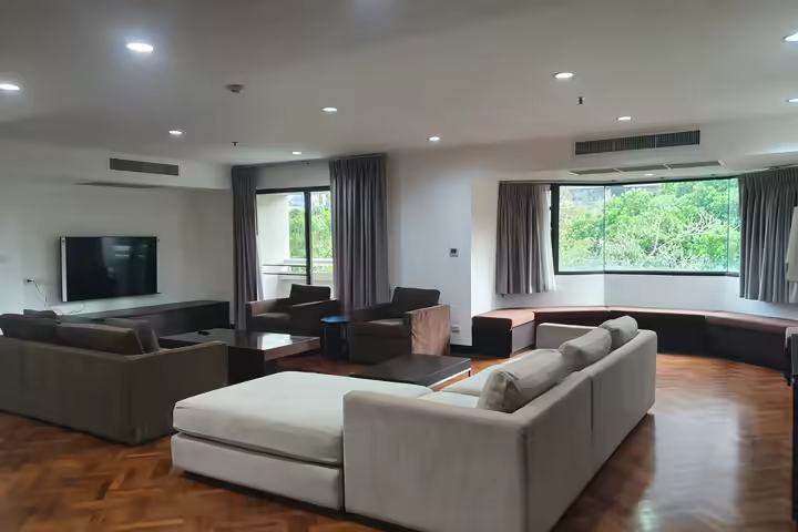3 bedrooms at Baan Suanpetch and easy access to BTS and main roads