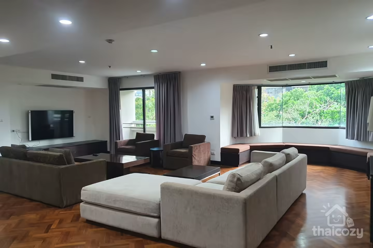 3 bedrooms at Baan Suanpetch and easy access to BTS and main roads photo 1