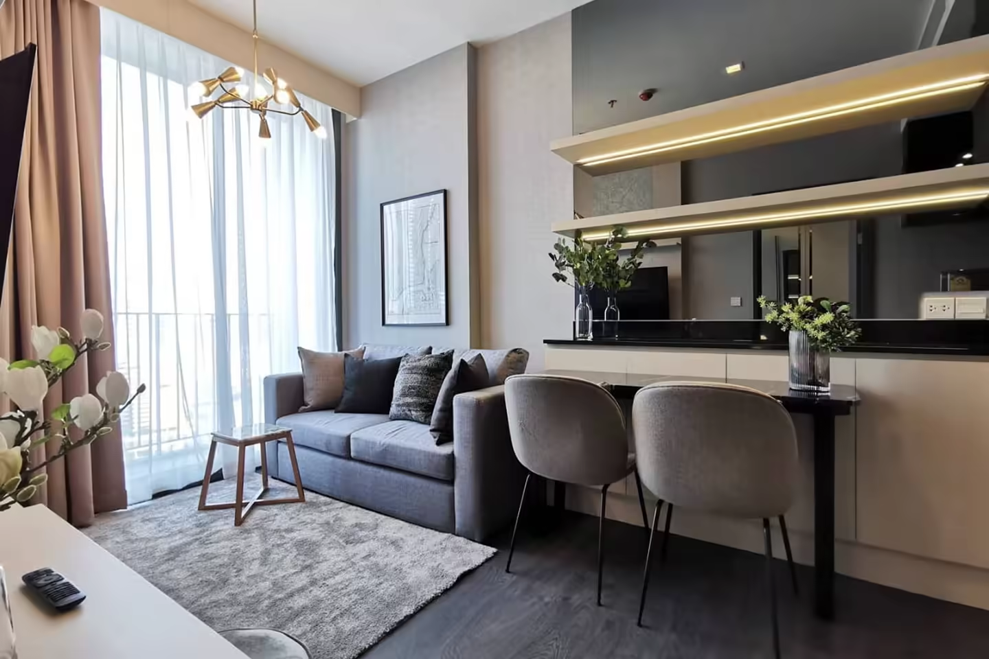 Easy access condo 5 minutes to BTS/MRT photo 1