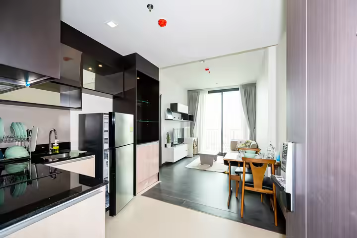 Easy access condo 5 minutes to BTS/MRT Corner Unit , Hight Floor