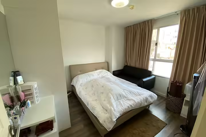 Modern Thai condo near MRT blue line