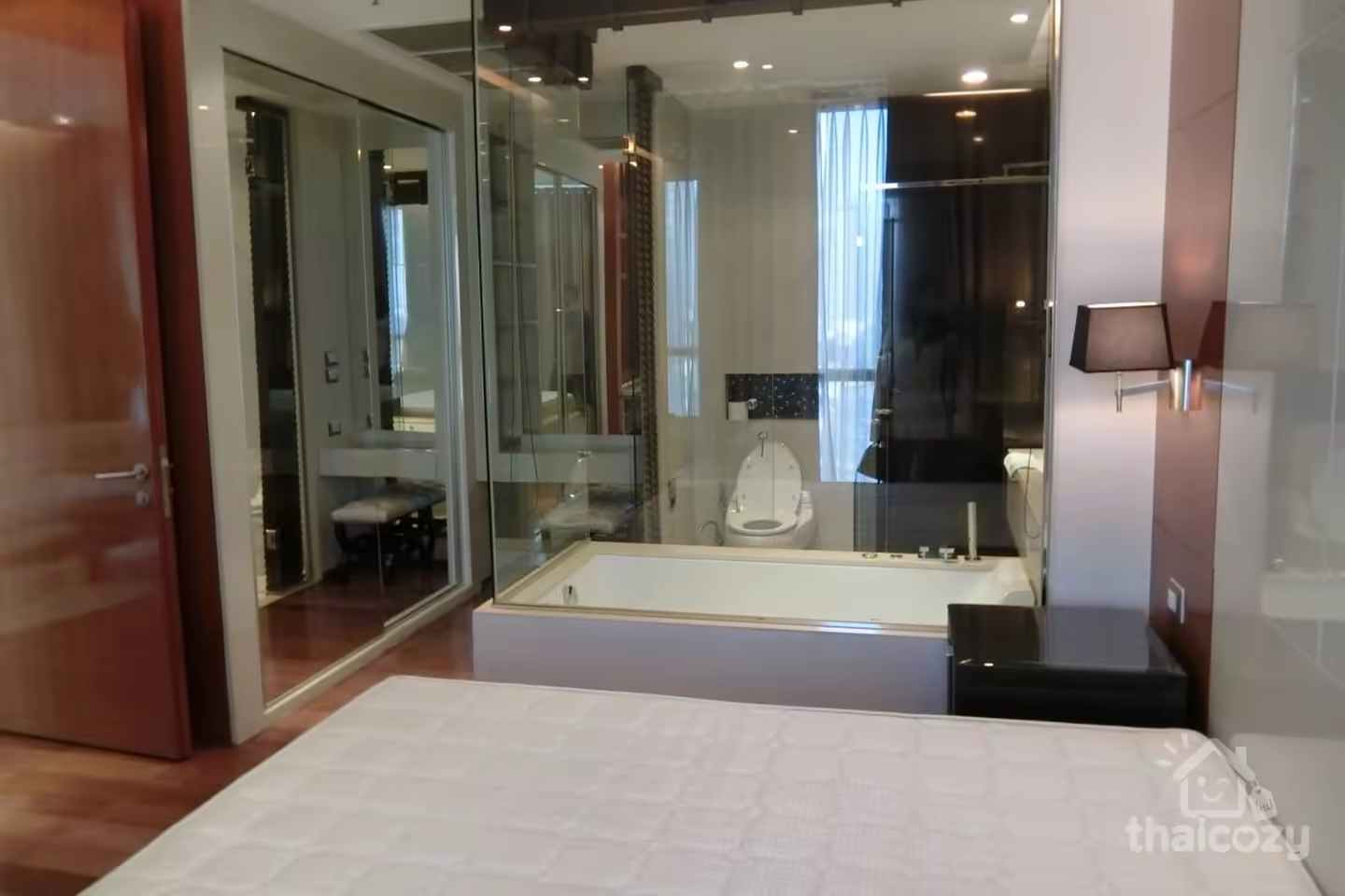 Condo near Emporium, convenient luxury photo 2