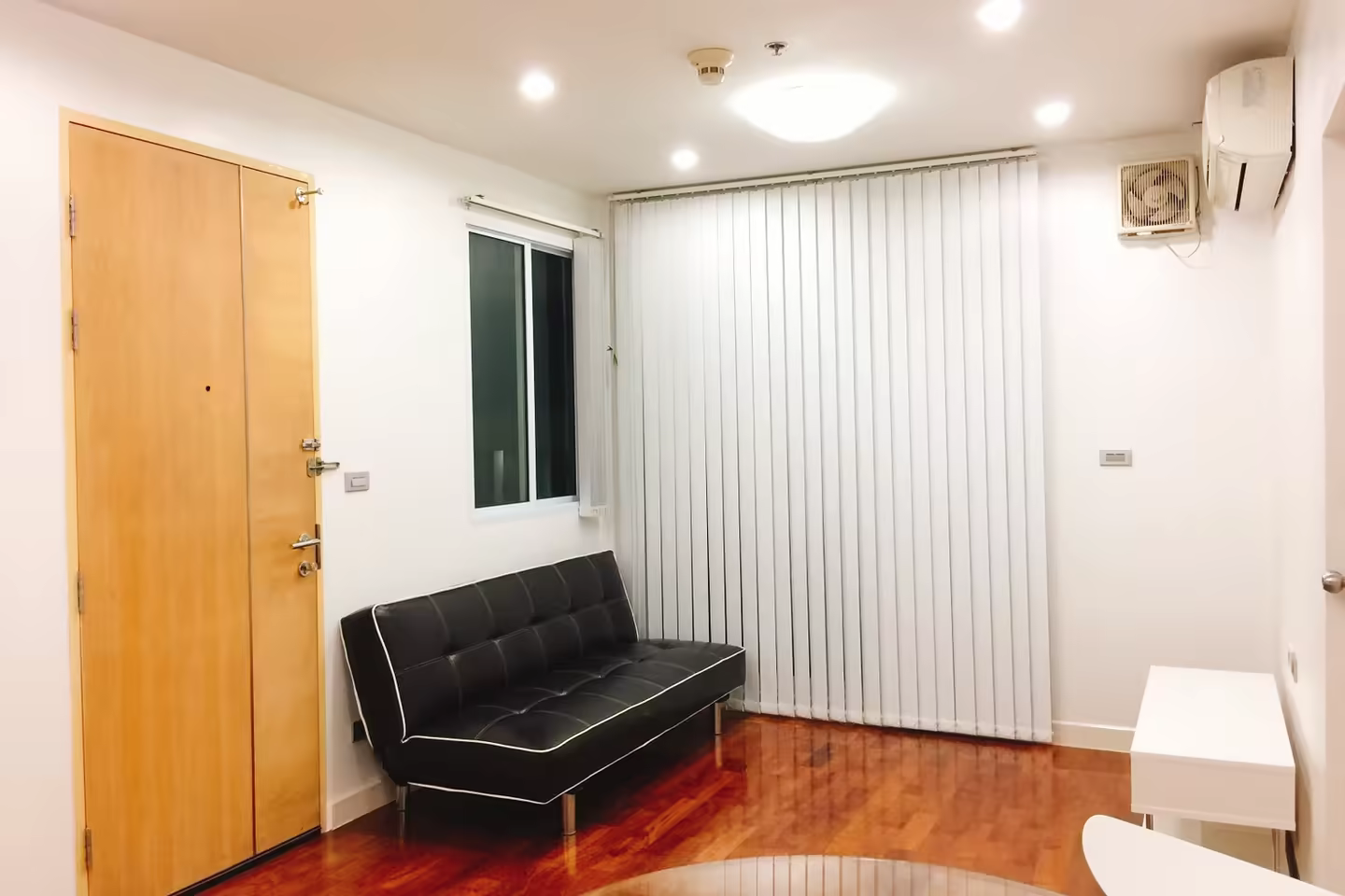 Great location 5 minutes walk from BTS Surasak photo 1