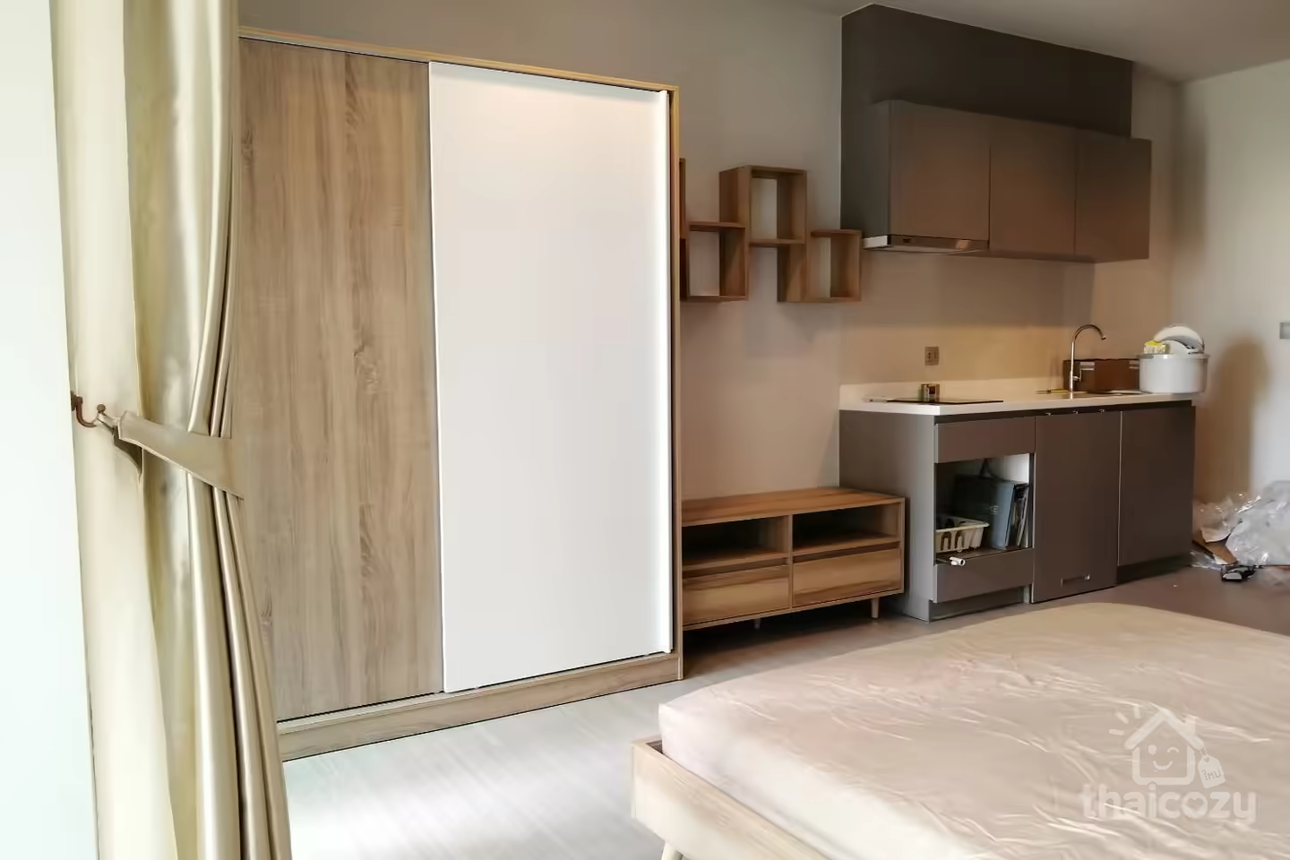 Condo for rent Only 1 Step to MRT Phetchaburi photo 2