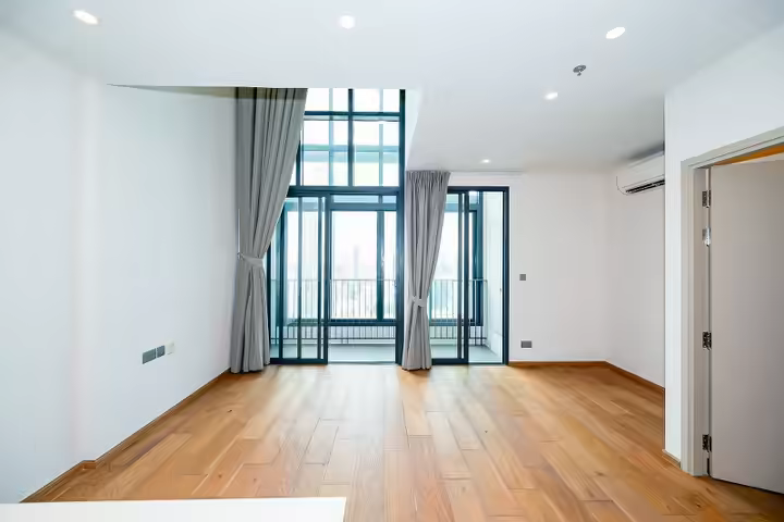 Condo near shops/stores/restaurants