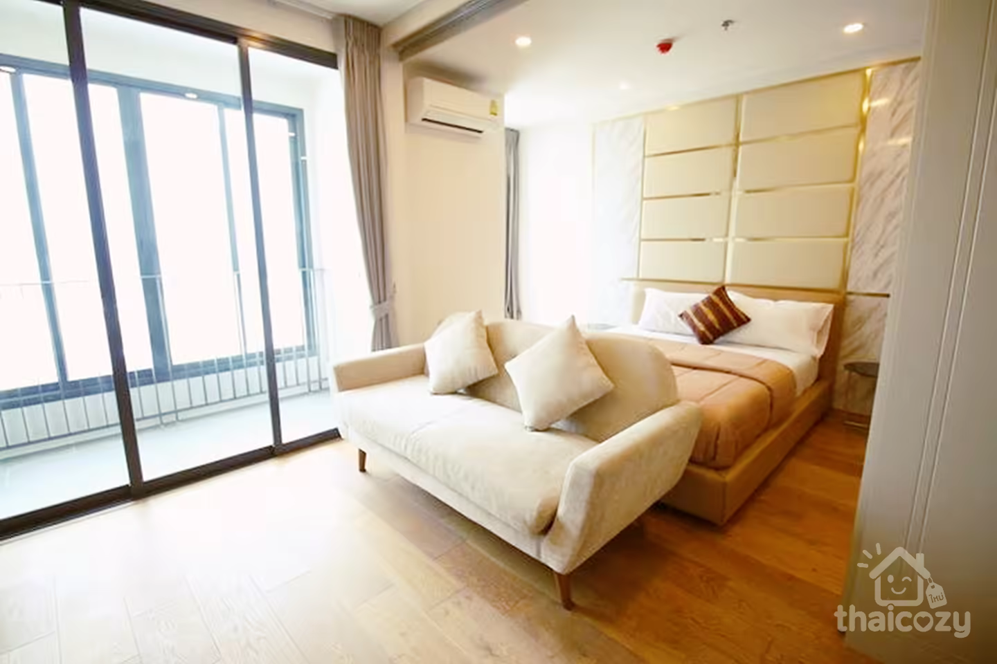 Condo Zone BTS Chidlom Station , near shopping Shopping malls and restaurants photo 1