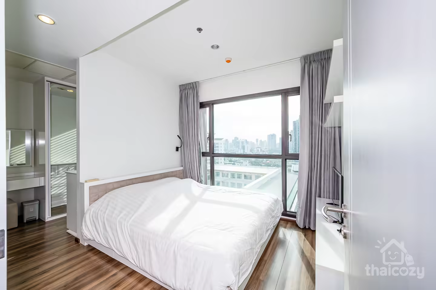 Condo near BTS PhraKhanong full function photo 2