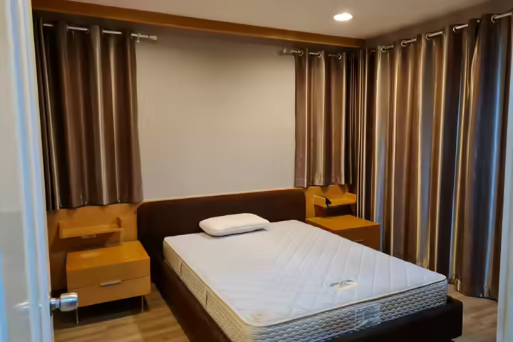 Good condo near school, shops and café